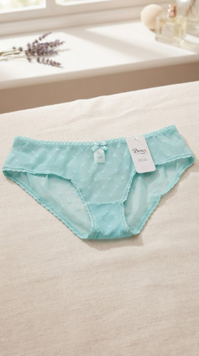 شورت توری پر ستاره بسیار راحت و کاربردی از برند لوکس Boux Avenue کشور انگلستان💎 مدل Evie Star Short رنگ Duck Egg سبز آبی بسیار خاص ۱ عدد طراحی و متریال: پارچه توری طرحدار با نقشهای ستارهای بسیار زیبا و ظریف دارای یک پاپیون کوچک و همرنگ در مرکز کمر به همراه لبهدوزیهای توری دالبر سایز بریتانیا (UK): سایز ۱۶ معادل سایز ۴۴ و ۴۶ ایران 📦 محصول برند اورجینال لوکس کشور انگلستان، نو و دارای تگ اصلی قیمت: ۷۲۰ هزار تومان