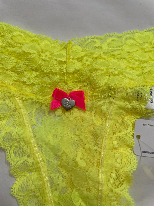 سری شورت های تور دانتل مدل فاق بلند و مدل لامبادا از برند لوکس Boux Avenue انگلستان💎 مدل Lia Lacey Thong رنگ Citrus و Neon Yellow
