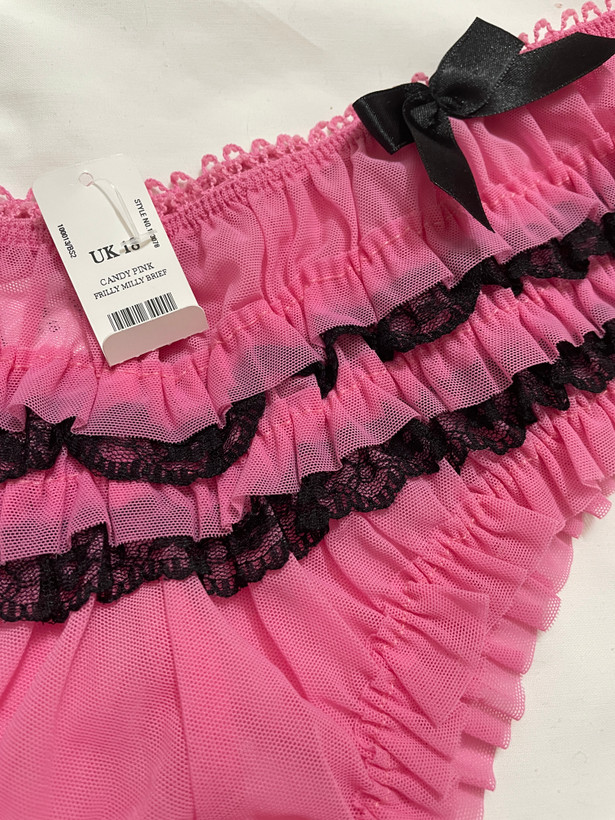 شورت پلاس سایز فانتزی، چیندار و پرچین از برند لوکس Boux Avenue اورجینال کشور انگلستان💎 سایز ۴۶-۴۸ رنگ صورتی آبنباتی و مشکی